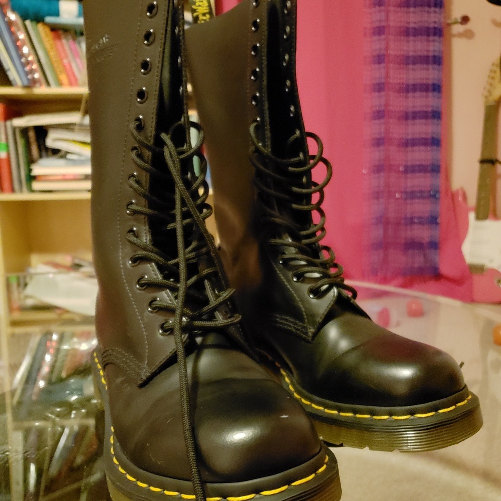 14 eyelet doc marten